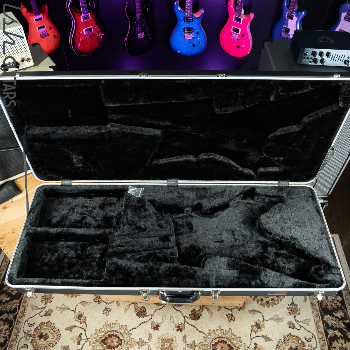 B.C. Rich Warlock Molded Case Black – Ish Guitars