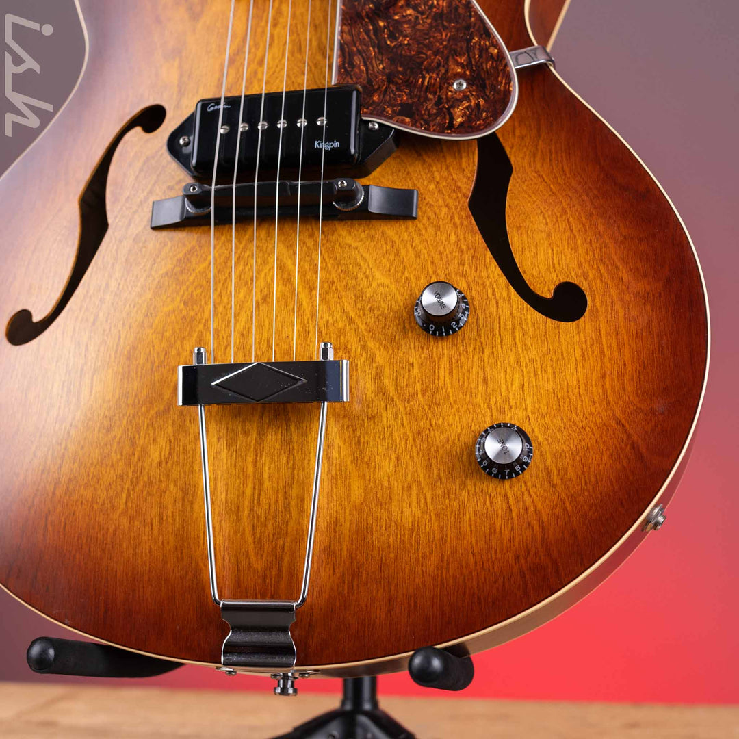 Godin 5th Avenue CW Kingpin II Cognac Burst – Ish Guitars