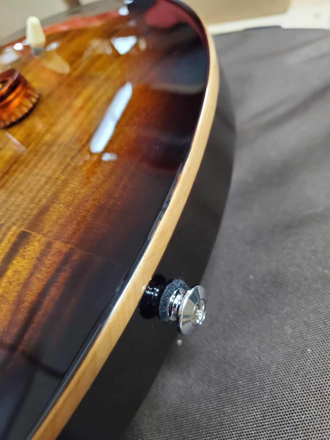 PRS SE Custom 24 Black Gold Sunburst Blemish