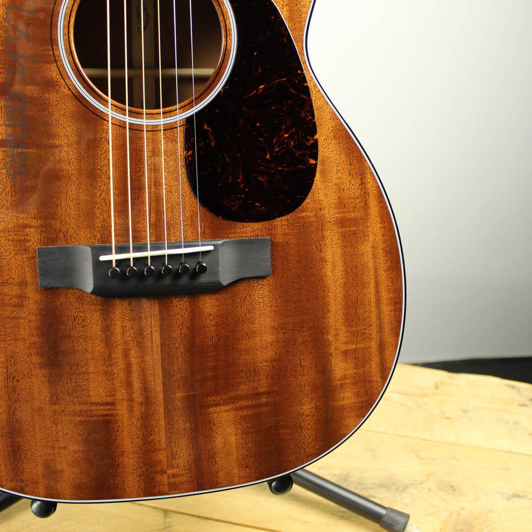 2019 Martin Custom Shop 00-17 12 Fret Flamed Mahogany Top (DEMO VIDEO)