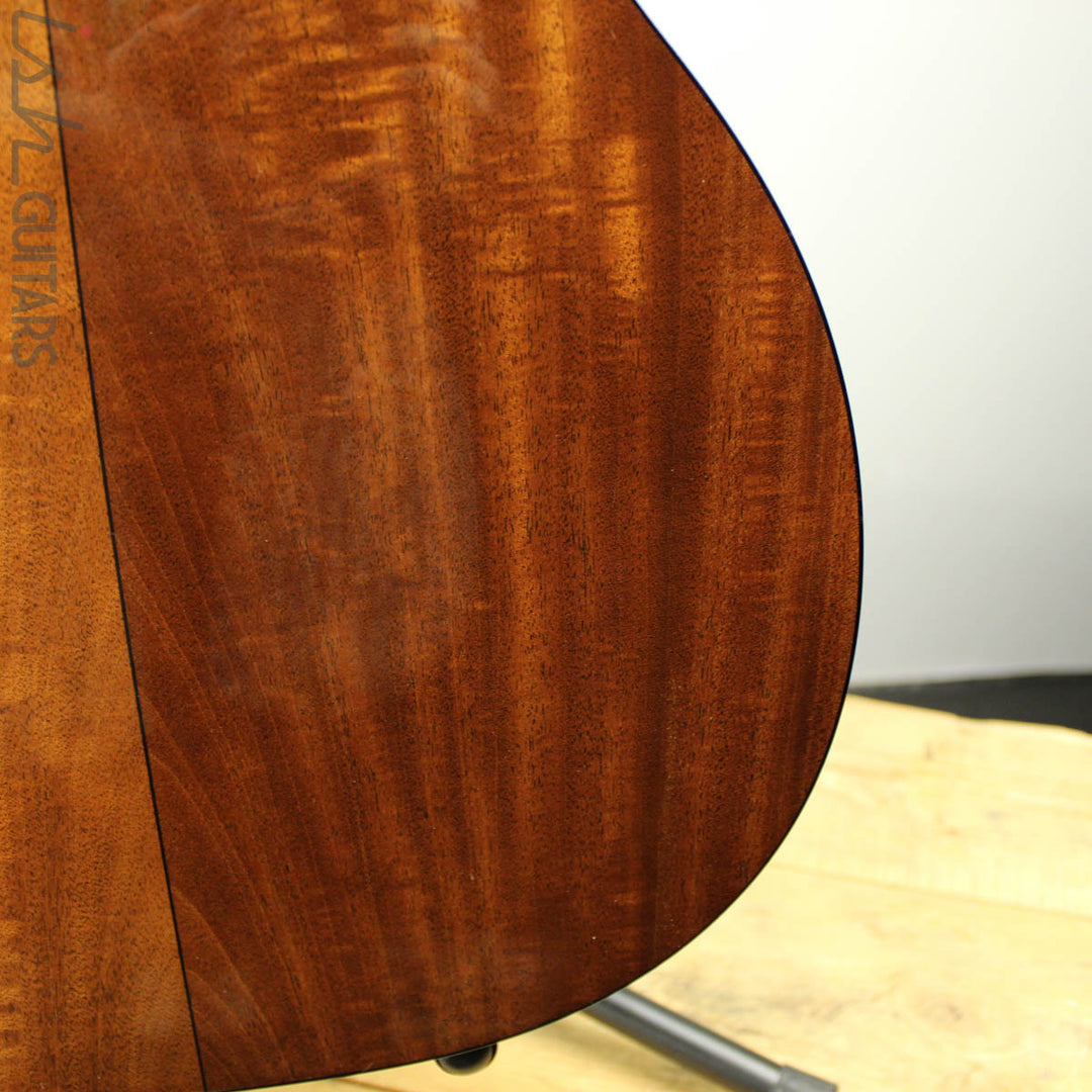 2019 Martin Custom Shop 00-17 12 Fret Flamed Mahogany Top (DEMO VIDEO)