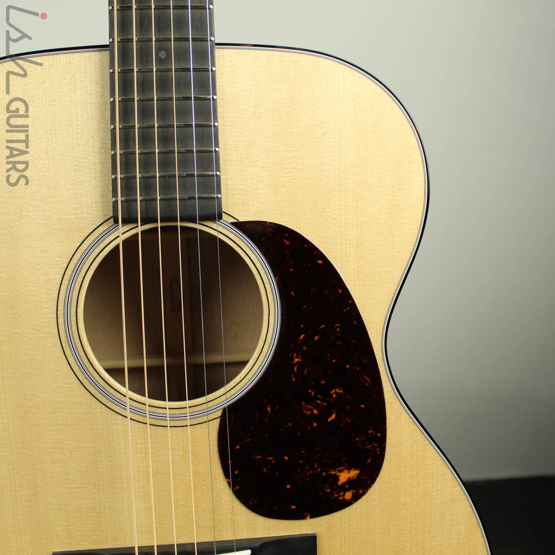 Martin 000-28 Custom Shop Deep Quilted Maple Back and Sides