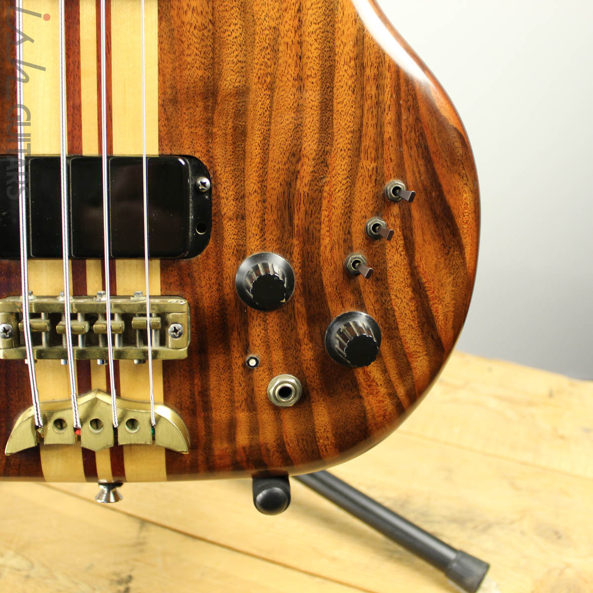 【希少】ALEMBIC DISTILLATE 2PU BASS 1983 1983 Alembic Distillate Natural w/ Coffin Case – Ish Guitars