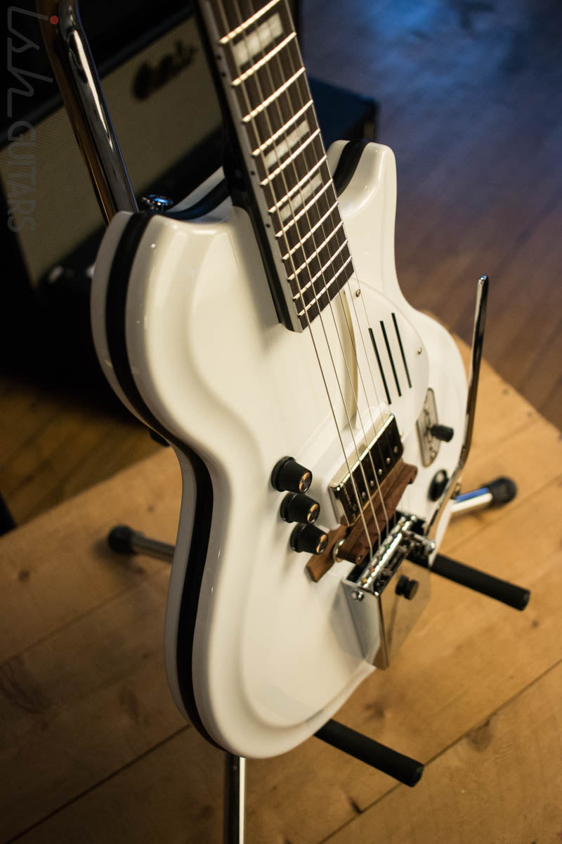 Supro 1571VDW Americana Series White Holiday Dawn White