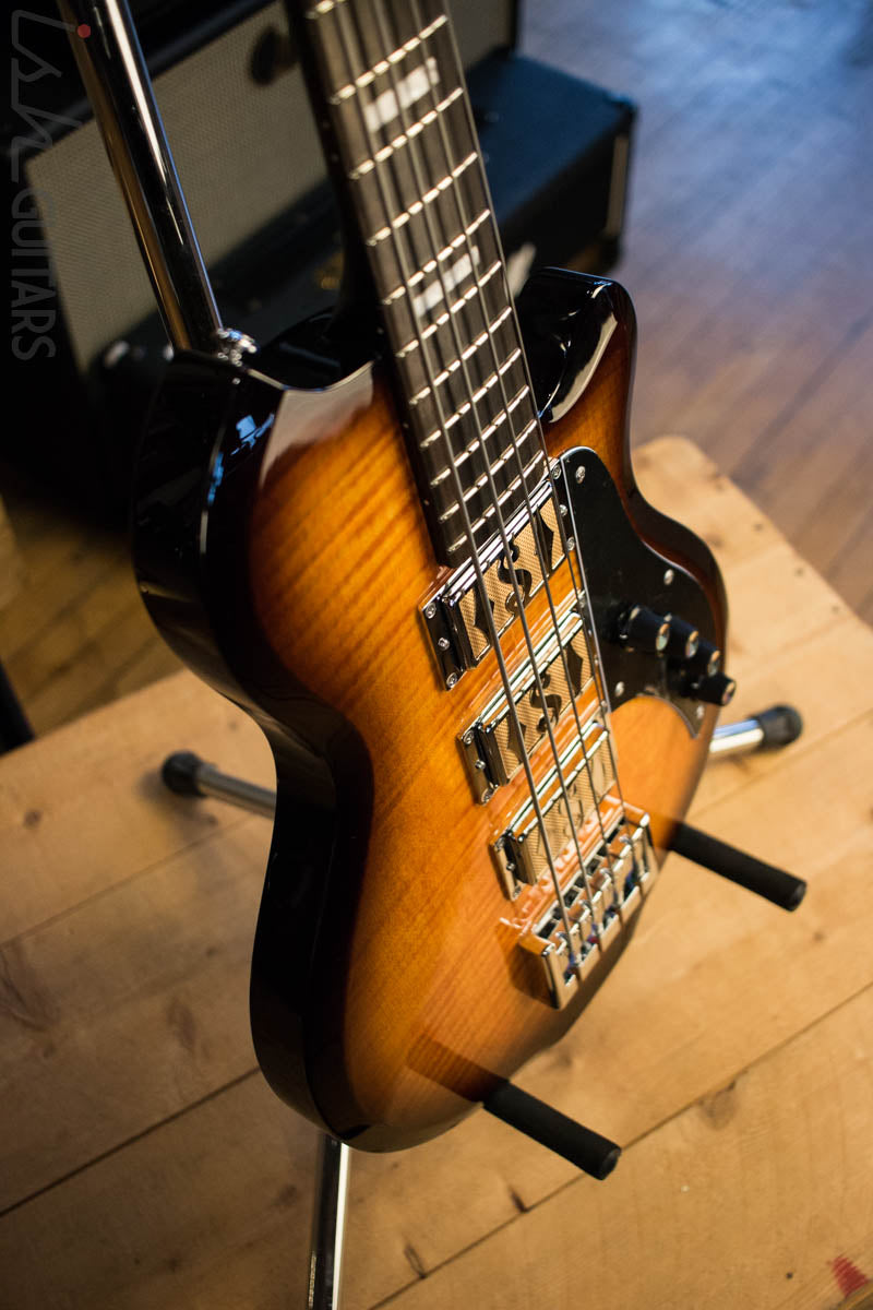 Supro 2043 Huntington III Short Scale with Piezo Pickup Flame Tobacco Sunburst Store Demo