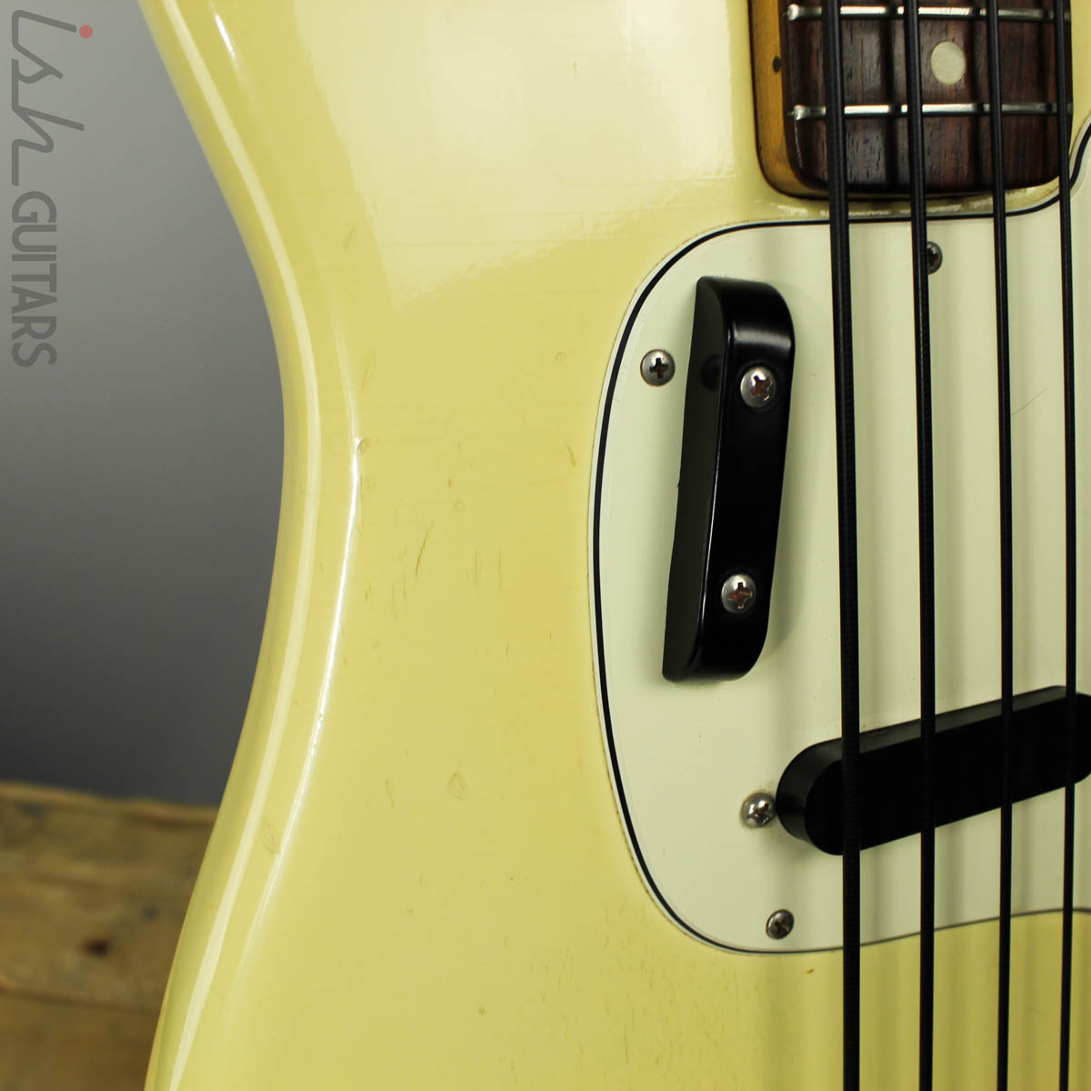 1976 Fender Musicmaster Bass Short Scale Olympic White w/OHSC