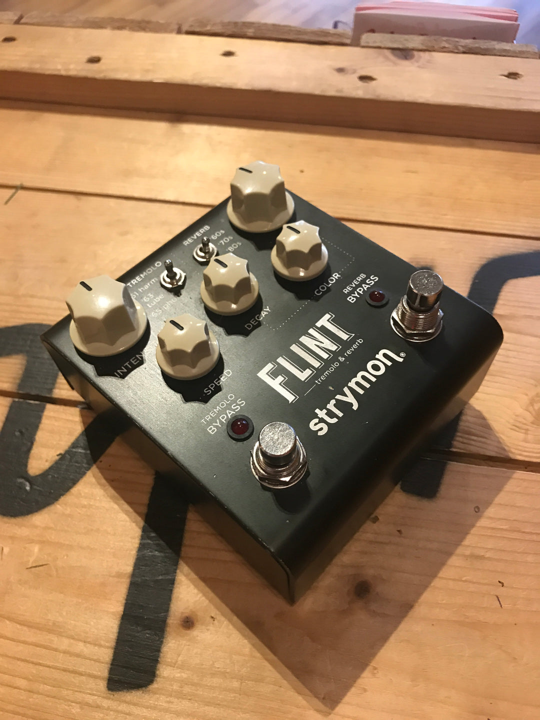 pedal flint strymon Strymon Flint Tremolo & Reverb Pedal – Ish Guitars